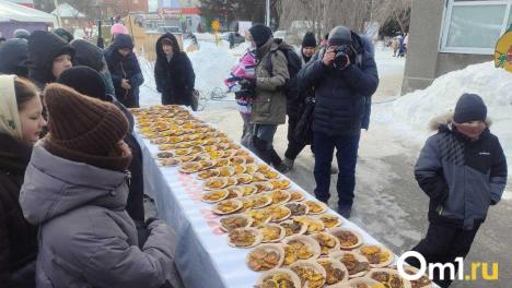 Кулинарный рекорд, ледяной столб и кёрлинг чайниками: в Крутой Горке отпраздновали Масленицу