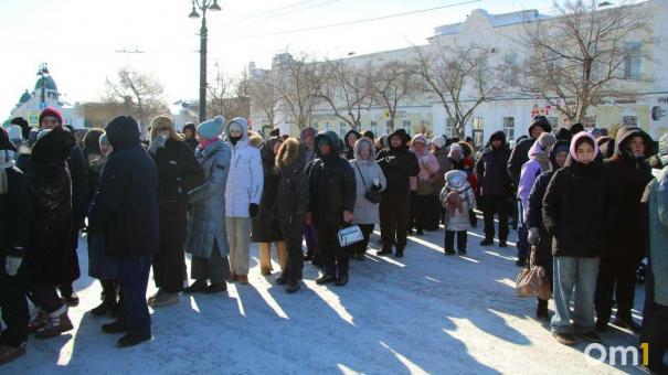 За бесплатными блинами в центре Омска выстроились длинные очереди