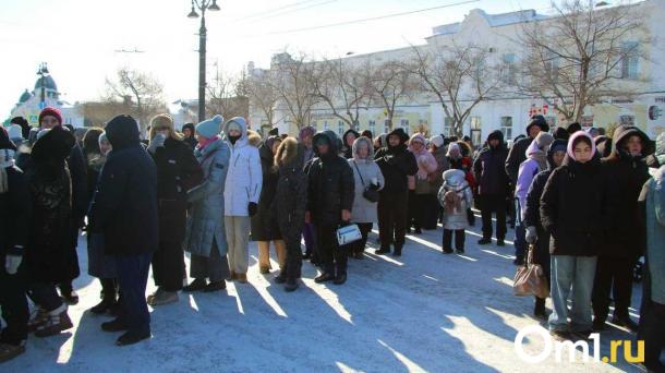 За бесплатными блинами в центре Омска выстроились длинные очереди