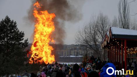 Сожжение гиганта, чайные и блинные рекорды: как омичи погуляли на Масленице в городе