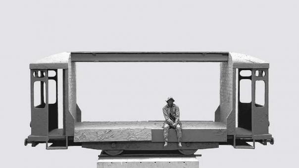 Омский скульптор создал необычный памятник режиссёру культового фильма «Брат»