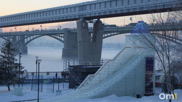Ледовый городок на Новосибирской набережной закрывается раньше срока из-за оттепели