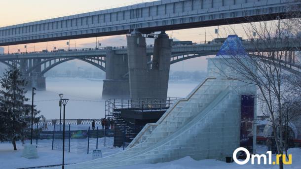 Ледовый городок на Новосибирской набережной закрывается раньше срока из-за оттепели
