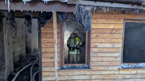 Во время пожара в омском селе Камышино погиб мужчина: двоим удалось спастись