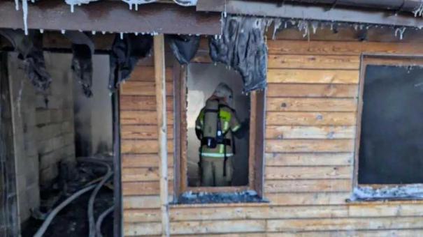 Во время пожара в омском селе Камышино погиб мужчина: двоим удалось спастись