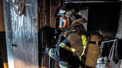 В Омской области пожарные сняли с балкона горящей пятиэтажки двоих детей и женщину
