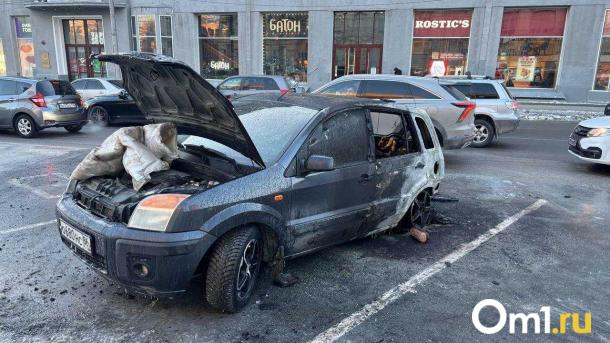 В центре Новосибирска загорелся Ford Fusion
