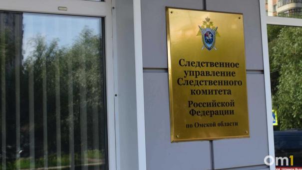 В Омске во дворе дома нашли тело мужчины