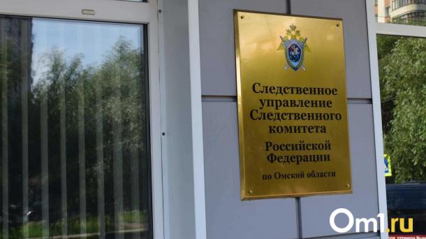 В Омске во дворе дома нашли тело мужчины