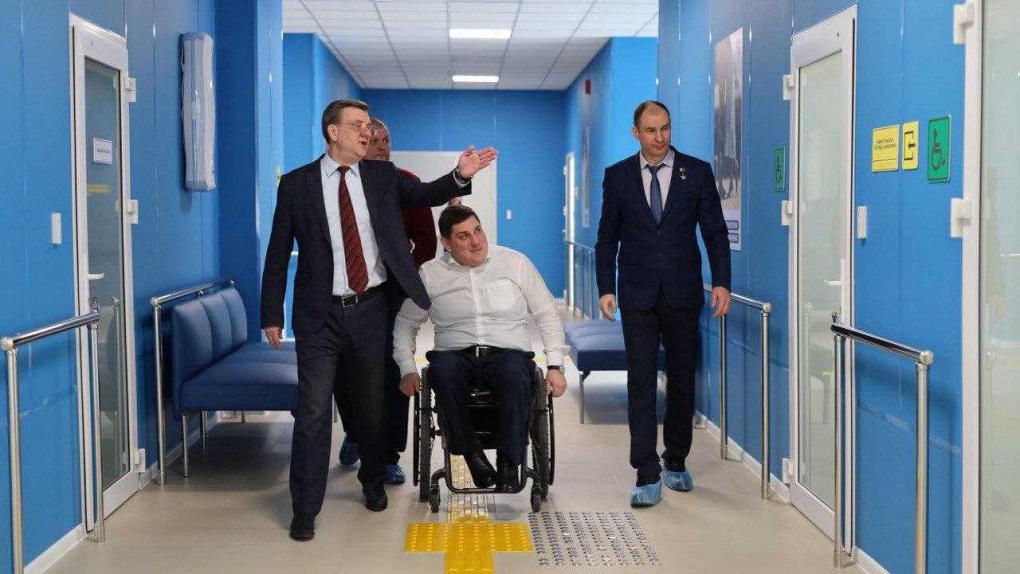 Сенатор Перминов изучил возможности омского Центра протезирования