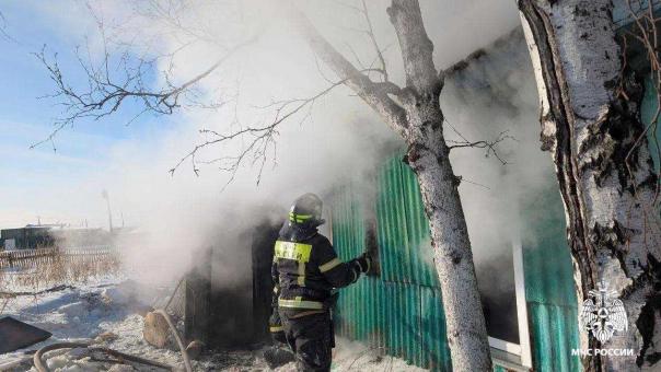 Три человека погибли при пожаре в частном доме в Каргате, один мужчина спасён и госпитализирован