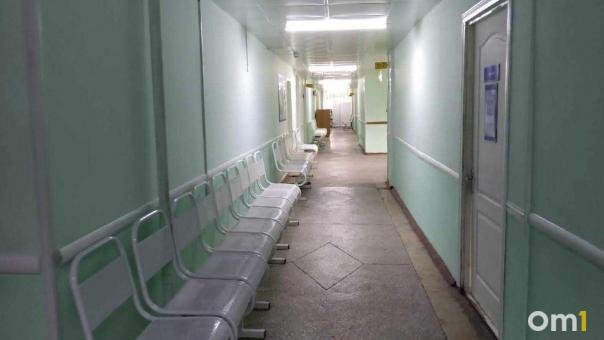 Парализованного врача из Таиланда госпитализировали в реанимацию в Омске