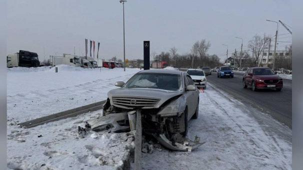 В Омске машина с ребёнком наделась на забор
