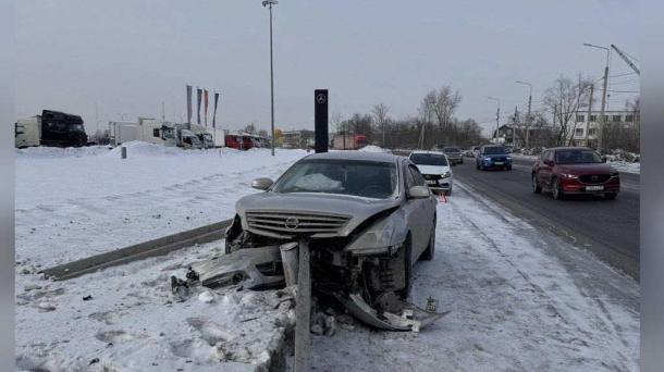 В Омске машина с ребёнком наделась на забор