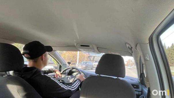 В Омске таксист перехитрил мошенников
