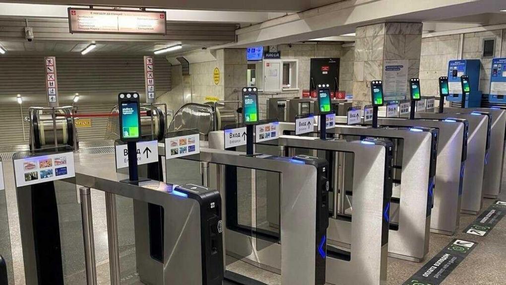 Пассажиры новосибирского метро оплатили проезд лицом более 42 тысяч раз с ноября