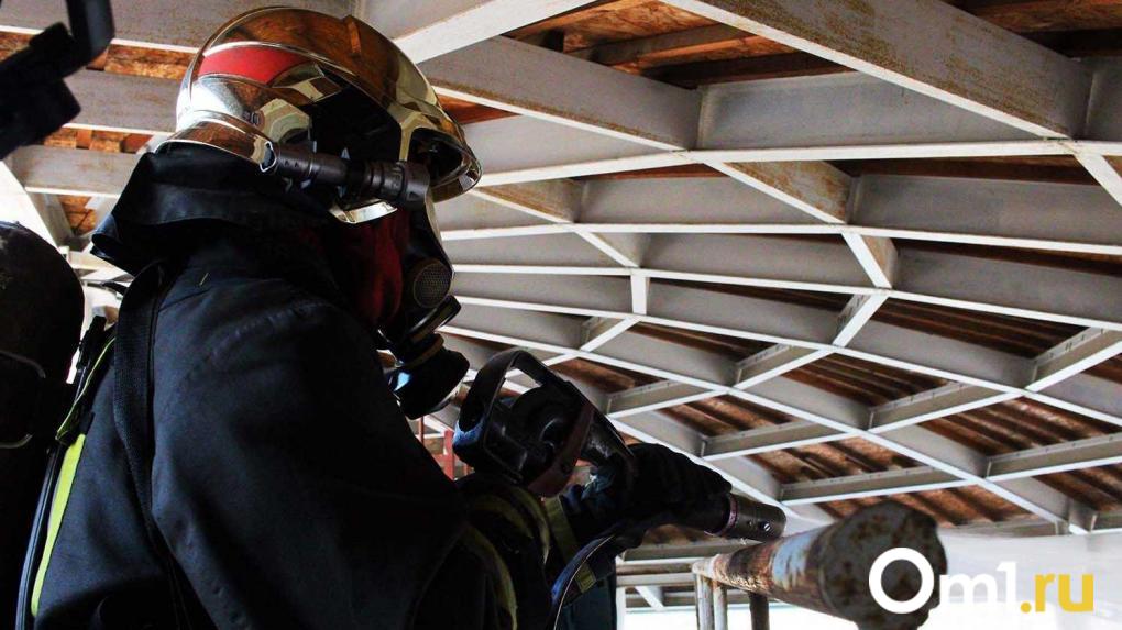 На проспекте Мира в Омске загорелось здание гипермаркета «Маяк»