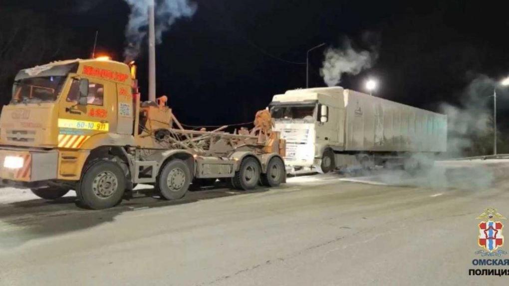 В Омске поймали пьяного водителя с грузовиком колбасы