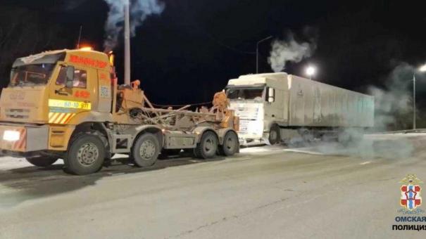 В Омске поймали пьяного водителя с грузовиком колбасы