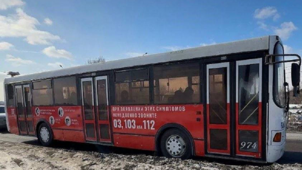 На омские улицы вышел необычный брендированный транспорт