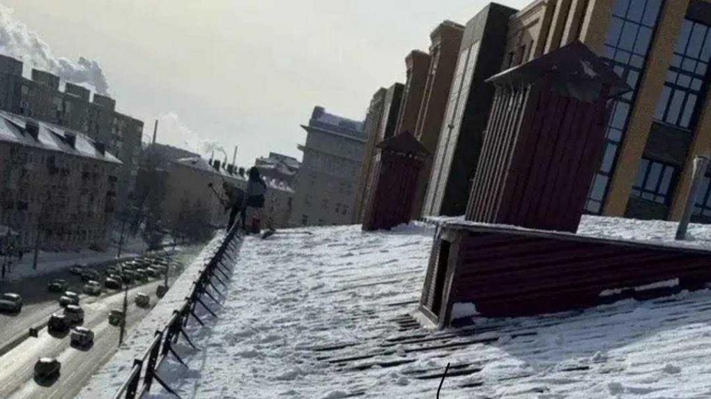 Омичей предупредили об опасности, угрожающей сверху