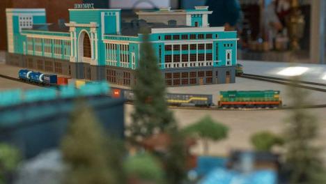 Поезда, люди и дома: на новосибирском вокзале собирают интерактивный макет области