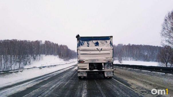 Фура съехала с трассы в кювет в Новосибирской области