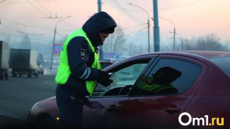 В Омске отстранили от службы полицейского-тиктокера из-за подозрения во взятке