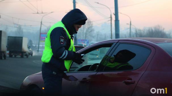 В Омске отстранили от службы полицейского-тиктокера из-за подозрения во взятке