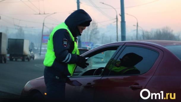 В Омске отстранили от службы полицейского-тиктокера из-за подозрения во взятке