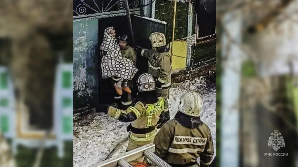 В Омске пожарные вынесли женщину из горящего дома и спасли животных