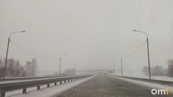 Омичам рассказали, как избежать аварий в снегопад