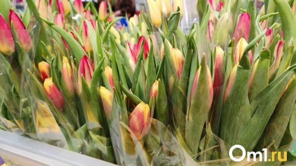 Нежные цветы для нежных дам: новосибирские автоинспекторы подарили цветы женщинам-водителям