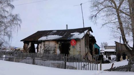 СК возбудил дело после гибели женщины и двоих детей при пожаре в Новосибирской области