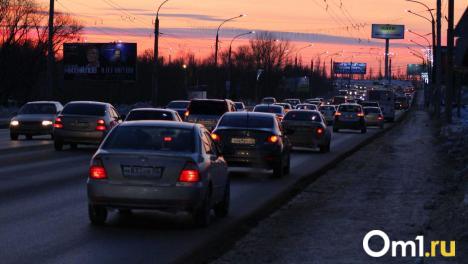 В Омске Ленинградский мост встал в огромной пробке утром 10 марта
