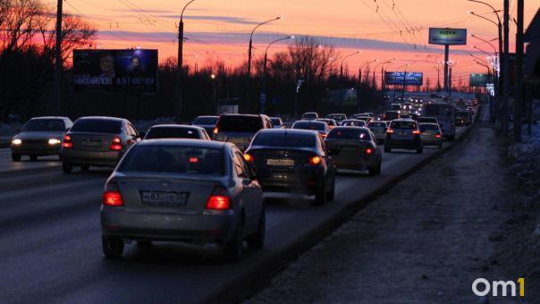 В Омске Ленинградский мост встал в огромной пробке утром 10 марта