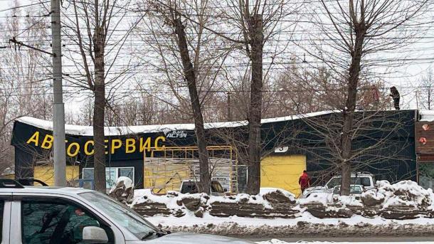 Снег в Новосибирске проломил крышу здания с автомойкой и кафе