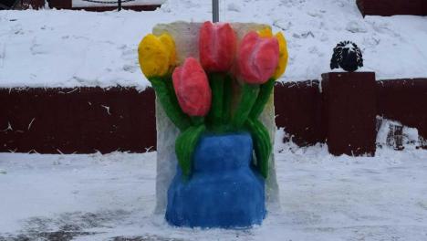 В омской колонии создали цветочную вазу из снега