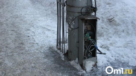 Опора ЛЭП упала на жилой дом в Омске