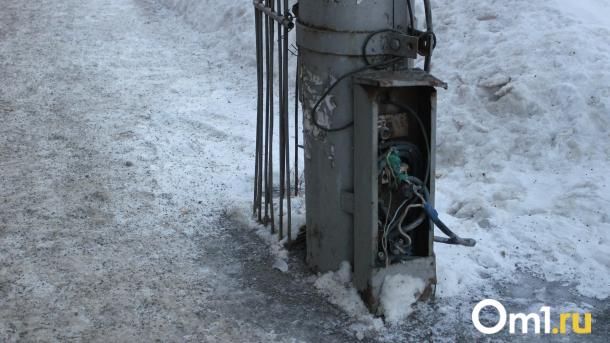 Опора ЛЭП упала на жилой дом в Омске