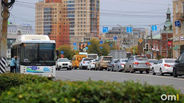 На популярном омском маршруте уберут оплату наличными