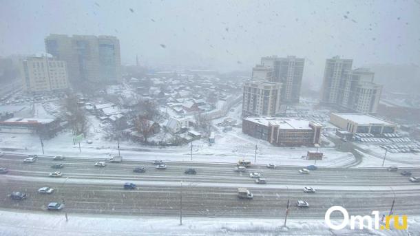 После сильнейшей метели в Омске продолжается активная уборка снега