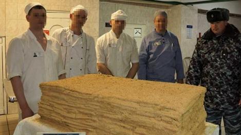 Сладкий рекорд за колючей проволокой: в новосибирской колонии осуждённые испекли торт весом более 100 килограммов