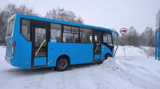 Омский автобус по пути врезался в дорожный знак