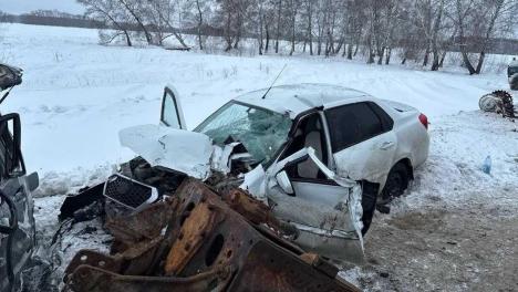 В Азовском районе грузовик выехал на встречку: пострадали трое