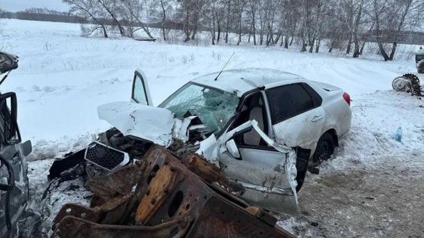 В Азовском районе грузовик выехал на встречку: пострадали трое