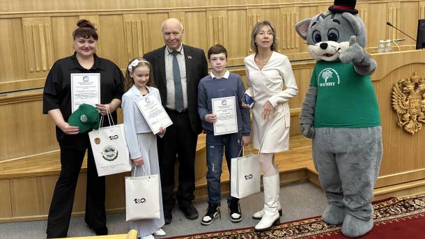 Школьники Омской области собрали 260 тонн вторсырья в конкурсе «Экошкола-2025»
