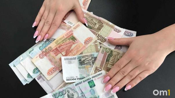 Омичи меньше тратят: замедление экономики ударило по кафе и автосалонам?