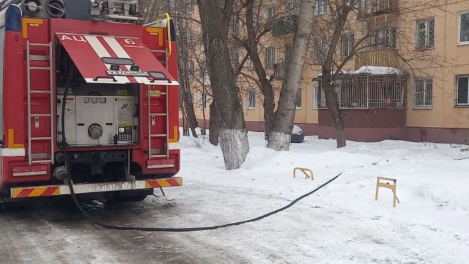 В Омске 24 человека эвакуировались из горящей пятиэтажки на Энтузиастов