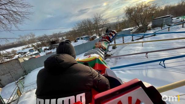 В омском парке имени 30 лет ВЛКСМ запустили первые аттракционы после зимы
